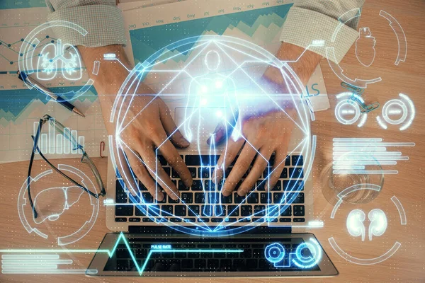Holograma científico con el hombre trabajando en la computadora en segundo plano. Concepto de estudio. Doble exposición. —  Fotos de Stock
