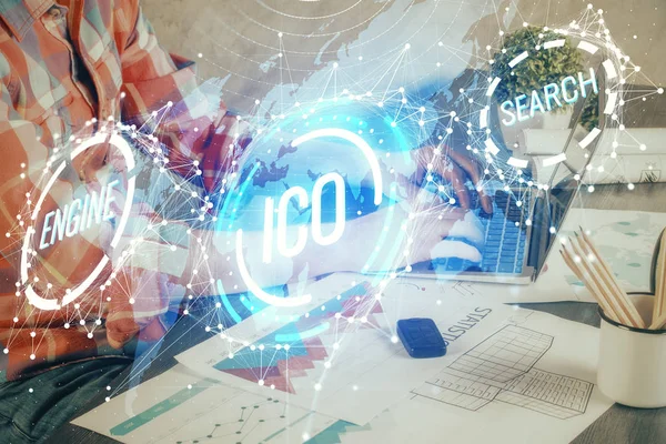 Crypto valuta thema hologram met zakenman werken op de computer op de achtergrond. Concept van blockchain. Meervoudige blootstelling. — Stockfoto