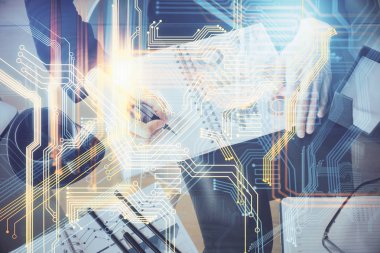 Dünya haritası hologramı ve veri tema simgeleriyle notlar alan ellerin çoklu pozlanması. Küresel veri kavramı.