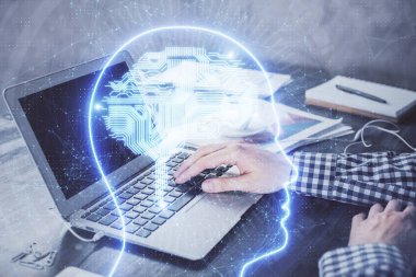 Adam klavyede beyin hologramıyla yazı yazıyor. Büyük Veri Kavramı.