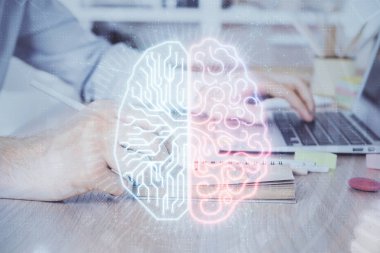 Adam klavyede beyin hologramıyla yazı yazıyor. Büyük Data kavramı. Çift pozlama.