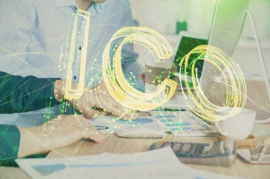 Şifreli para birimi temalı hologram ve iş adamı arka planda bilgisayar üzerinde çalışıyor. Engelleme zinciri kavramı. Çoklu pozlama.