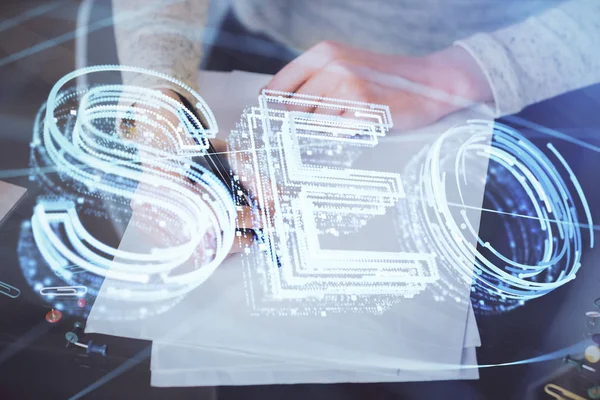 SEO simgesiyle notlar alan çok sayıda kadının ellerine maruz kalmış. Arama motoru optimizasyonu kavramı