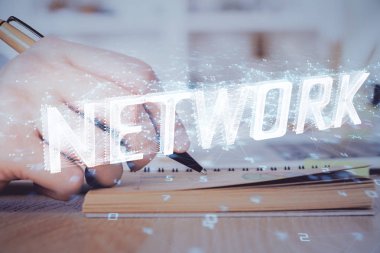 Veri teması çoklu pozlama simgelerine sahip Man elleri yazılıyor.