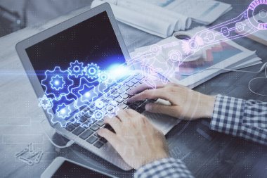 Arka planda bilgisayarla çalışan bir adamla iki kez ön x çizelgesine maruz kaldık. Pazar analizi kavramı.