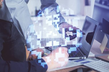 Bilgisayar geçmişi üzerinde çalışan bir adamla çok sayıda teknolojik çizime maruz kalmış. Yenilik kavramı.