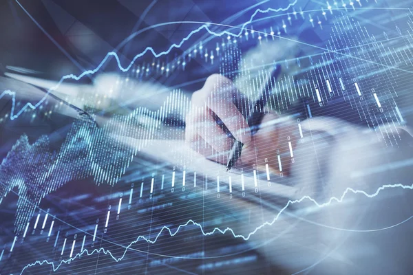 Gráfico de divisas financieras que se muestran en las manos tomando notas de fondo. Concepto de investigación. Exposición múltiple —  Fotos de Stock