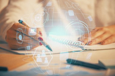 Sosyal ağ temalı hologram ellerin not almasından üstündür. Küresel uluslararası insan kavramı bağlanıyor. Çift pozlama