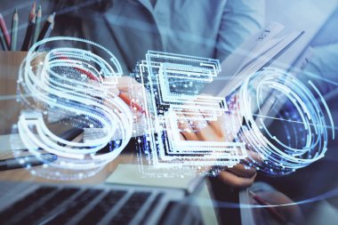 SEO simgesiyle notlar alan çok sayıda kadının ellerine maruz kalmış. Arama motoru optimizasyonu kavramı