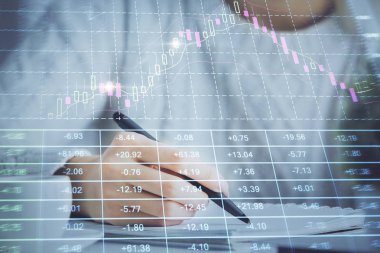 Forex grafiği, kadının elinde notlar alarak arka planda görüntülenir. Araştırma kavramı. Çoklu pozlama