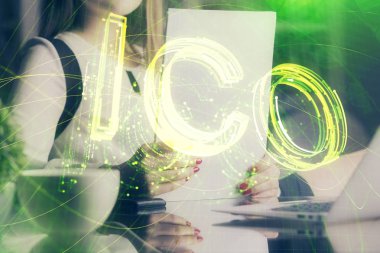 Kripto para hologramı kadının ellerinin üzerinde arka plan yazıyor. Blockchain kavramı. Çift pozlama