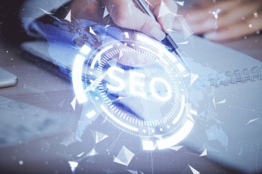 SEO simgesiyle notlar alan çok sayıda kadının ellerine maruz kalmış. Arama motoru optimizasyonu kavramı