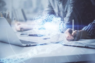 Teknoloji temalı hologramı olan bilgisayar geçmişi olan bir iş adamı. Yüksek teknoloji kavramı. Çoklu pozlama.