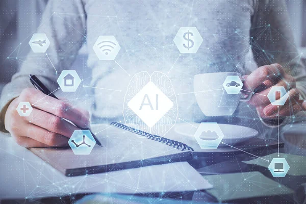 Doppelbelichtung der Schreibhand auf dem Hintergrund mit Hologramm der Datenlösung auf der Vorderseite. Technologiekonzept. Seitenansicht. — Stockfoto