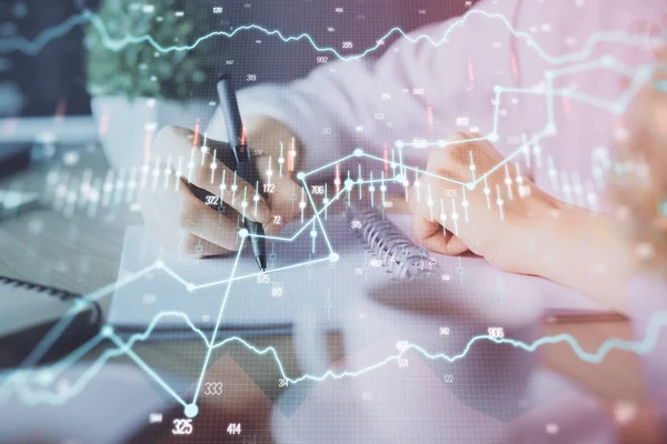 Gráfico de divisas financieras que se muestran en las manos tomando notas de fondo. Concepto de investigación. Doble exposición — Foto de Stock