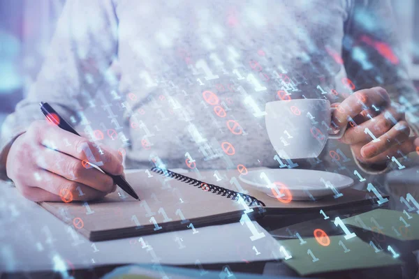 Doble exposición de la escritura manos en el fondo con holograma de solución de datos en el frente. Concepto tecnológico. Vista lateral. —  Fotos de Stock