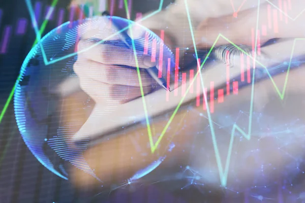 Gráfico de divisas financieras que se muestran en las manos tomando notas de fondo. Concepto de investigación. Doble exposición —  Fotos de Stock