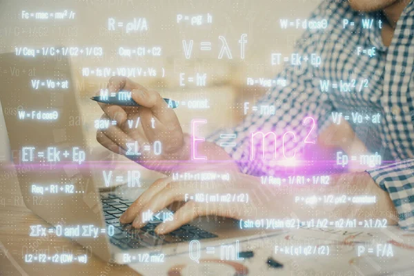Fórmula de ciencia holograma con el hombre trabajando en la computadora en segundo plano. Concepto educativo. Doble exposición. —  Fotos de Stock