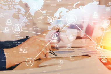 Adamın elleri notlar arka plan ile çalışıyor. Sosyal ağ düzeni . Karışık ortam