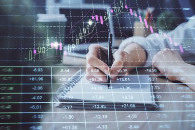 Forex grafiği, kadının elinde notlar alarak arka planda görüntülenir. Araştırma kavramı. Çift pozlama