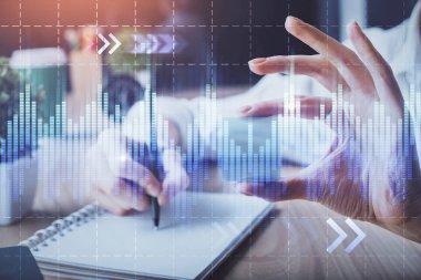 Forex grafiği, kadının elinde notlar alarak arka planda görüntülenir. Araştırma kavramı. Çoklu pozlama