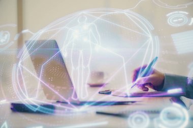 Bilim hologramı, arka planda bilgisayarla çalışan bir adam. Öğrenim anlayışı. Çift pozlama.