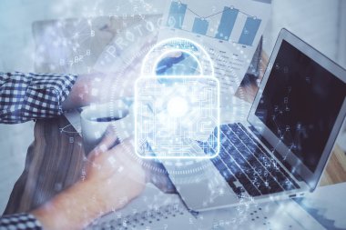 Arka planda bilgisayarda çalışan bir adamla birden fazla kilit simgesine maruz kalma. Ağ koruma kavramı.