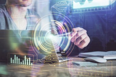 Veri temalı hologramın arka planda bilgisayar üzerinde çalışan bir adamla çoklu pozlandırılması. Yenilik kavramı.