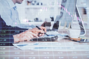Arka planda ofiste bilgisayarda çalışan işadamı ile Forex grafiği. Sert çalışma kavramı. Closeup. Çoklu pozlama.