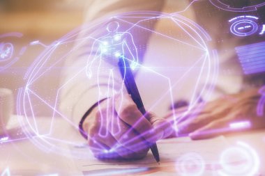 Adamın elleri notlar arka plan ile çalışıyor. Sanal mnitor ile modern bilgisayar kayıt diyagramı.