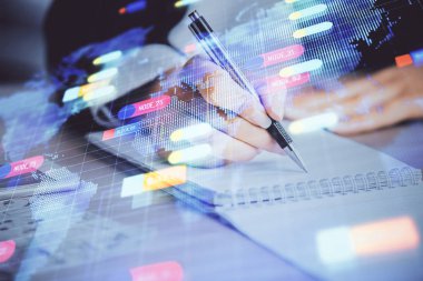 Veri teknolojisi hologramıyla arka planda el yazısının iki katına çıkarılması. Büyük veri kavramı.