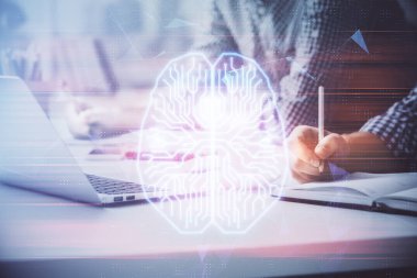 Adam klavyede beyin hologramıyla yazı yazıyor. Büyük Veri Kavramı.