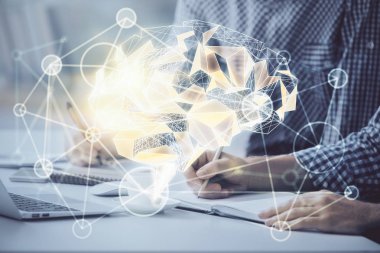 Adam klavyede beyin hologramıyla yazı yazıyor. Büyük Veri Kavramı.