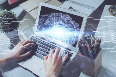 Beyin temalı hologramı olan bilgisayar geçmişi olan bir iş adamı. Beyin fırtınası kavramı. Çoklu pozlama.