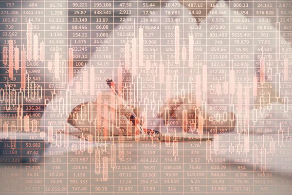 Cuadro financiero dibujado sobre las manos tomando notas de fondo. Concepto de investigación. Exposición múltiple —  Fotos de Stock