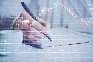 Forex grafiği, kadının elinde notlar alarak arka planda görüntülenir. Araştırma kavramı. Çift pozlama