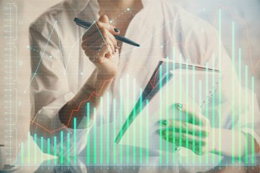 Finansal grafik el notları arka plan alarak üzerinde çizilmiş. Araştırma kavramı. Çoklu pozlama