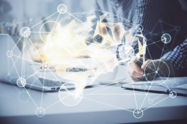 Adam klavyede beyin hologramıyla yazı yazıyor. Büyük Veri Kavramı.