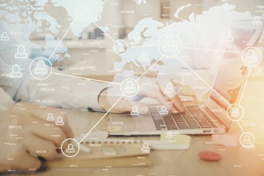 Sosyal ağ temalı hologramda iş adamı arka planda bilgisayar üzerinde çalışıyor. Dünya çapında ağ kavramı. Çoklu pozlama.