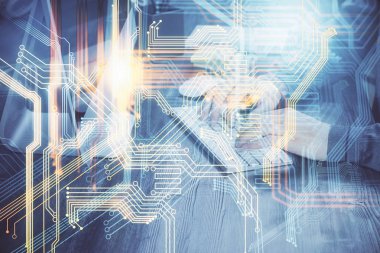 Arka planda bilgisayarla çalışan bir adamla dünya haritası hologramına çift pozlama. Dünya çapında ağ kavramı.