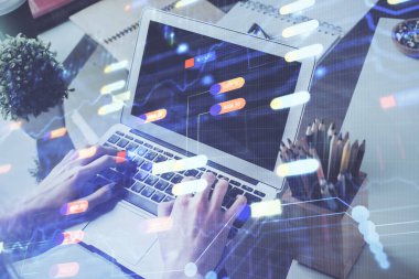 Bilgisayar geçmişi üzerinde çalışan bir adamla çok sayıda teknolojik holograma maruz kalma. Büyük veri kavramı.