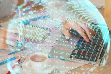 Arka planda dizüstü bilgisayar üzerinde çalışan işadamı çift pozlama. Önde uluslararası iş hologramı. Başarı kavramı.