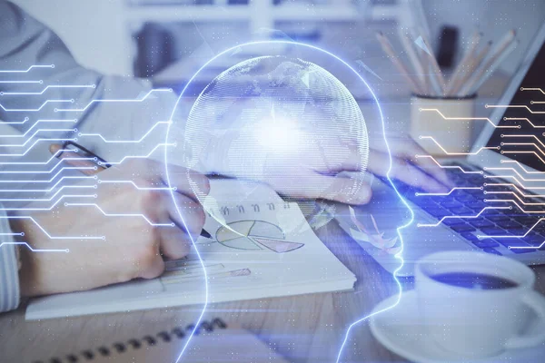 Muž píšící na pozadí klávesnice s mozkovým hologramem. Koncept velkého Data. Dvojitá expozice. — Stock fotografie