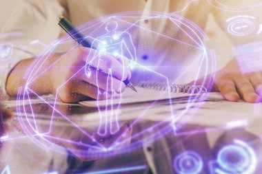 Adamın elleri notlar arka plan ile çalışıyor. Sanal mnitor ile modern bilgisayar kayıt diyagramı.