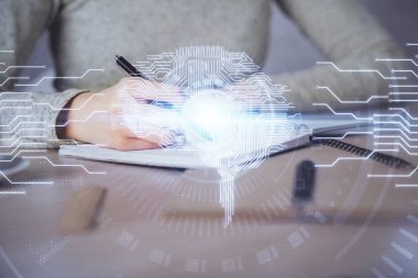 Arka planda kadının el yazısı ve beyin hud 'u var. Öğrenme kavramı.