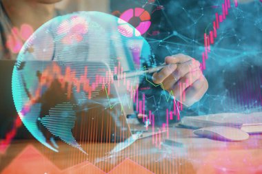 Arka planda dizüstü bilgisayar üzerinde çalışan işadamı çift pozlama. Önde uluslararası iş hologramı. Başarı kavramı.