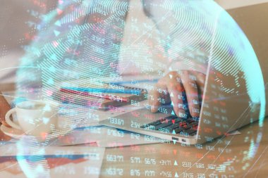 Arka planda dizüstü bilgisayar üzerinde çalışan işadamı çift pozlama. Önde uluslararası iş hologramı. Başarı kavramı.