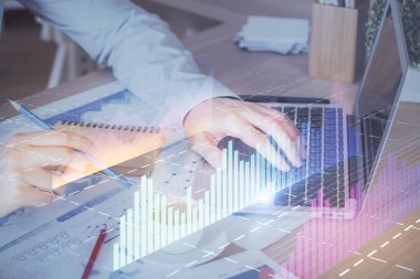 Arka planda ofiste bilgisayarda çalışan işadamı ile Forex grafiği. Sert çalışma kavramı. Çoklu pozlama.