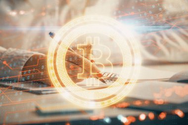 Kripto para hologramı kadının ellerinin üzerinde arka plan yazıyor. Blockchain kavramı. Çift pozlama