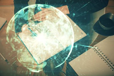 Uluslararası iş hologramı kadın elleri üzerinde notlar arka plan alarak. Başarı kavramı. Çift pozlama